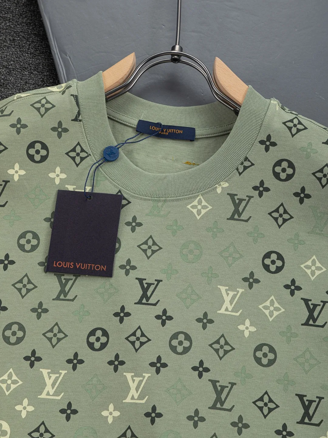 🅿️200 Louis Vuitton 1V LV lv slightly wide version S-XL LV 26ss new products are available at the counter simultaneously. Multiple craftsmanship. Chest patch letters 🪡 embroidery. Back patch letters four-leaf clover 🍀🪡 embroidery. Round neck short-sleeved T-shirt, same style for men and women! Consigned to one-to-one creation. Synchronized with the official website, pure cotton fabrics at the counter! It is close to the skin and comfortable, durable and easy to wear. It has a classic and simple logo design and meticulous original craftsmanship. Short-sleeves, a must-have item for men, do not appear to be the same for the general public, but must be unique and eye-catching. This LV short-sleeve is all about quality, comfort, the same shape and fashion as always, including fabrics and cutting techniques. All of them have been made with great effort! 320 grams of washed pure cotton fabric, pure cotton is breathable, very refreshing and comfortable for daily wear. The rib knitting on the neckline is smooth and tight, and the neckline will not be skewed if you toss it at will. The loose version, you will find that it looks really good on the upper body. The overall is minimalist and neat, super versatile for daily use! Pair it casually with a pair of pants for a youthful look. A T-shirt will make your outfit crazy. It is a fashionable item that can never go wrong! Color: Green Blue Purple Size: S-XL Size chart: S: Shoulder width 50-Bust 56-Length 70 M: Shoulder width 52-Bust 57-Length 72 L: Shoulder width 54-Bust 59-Length 74 XL: Shoulder width 56-Bust 62-Length 76